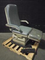 MIDMARK 417 PODIATRY POWER EXAM CHAIR W/FOOTSWITCH