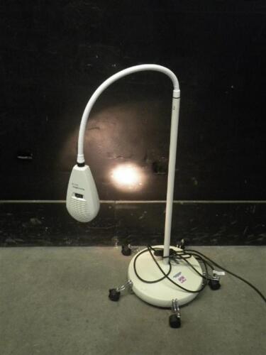 WELCH ALLYN LS-135 EXAM LIGHT ON ROLLING STAND