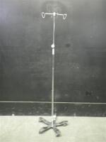 IV POLE ON ROLLING STAND
