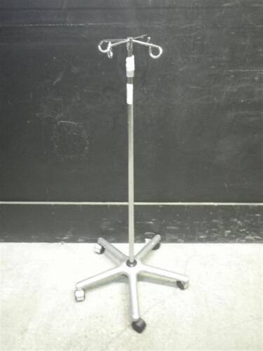 IV POLE ON ROLLING STAND