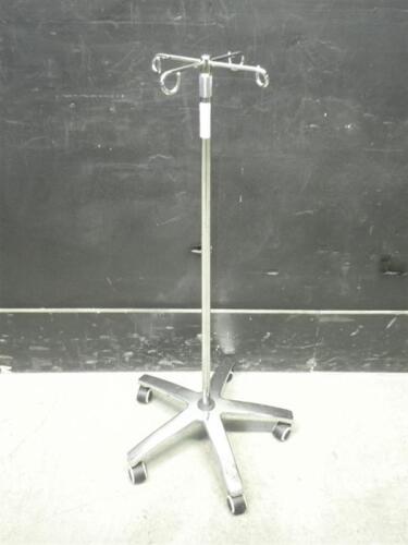 IV POLE ON ROLLING STAND