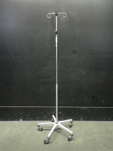 IV POLE ON ROLLING STAND