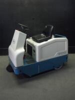 TENNANT 6100 RIDE-ON SWEEPER