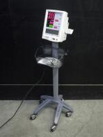 DATASCOPE ACCUTORR PLUS PATIENT MONITOR WITH BP CABLE ON ROLLING STAND