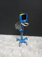 GE V100 VITAL SIGN MONITOR ON ROLLING STAND