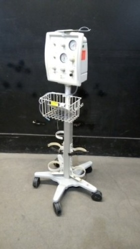 GE GIRAFFE INFANT RESUSCITATION SYSTEM ON ROLLING STAND