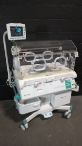 ATOM V-2200 INFANT INCUBATOR W/DISPLAY
