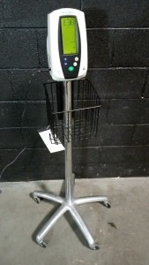WELCH ALLYN PATIENT MONITOR ON ROLLING STAND