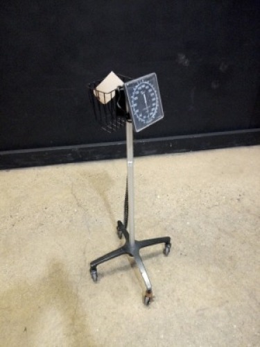 SPHYGMOMANOMETER ON ROLLING STAND