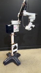 LEICA M 501 SURGICAL MICROSCOPE TO INCLUDE SINGLE MOUNT BINOCULAR WITH EYEPIECES BOTH (10X/21) BOTTOM LENSE (WD=175MM) & MULTI-FUNCTION FOOTSWITCH ON STAND