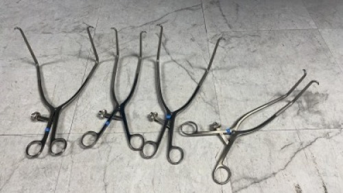 LOT OF ZELPI RETRACTORS