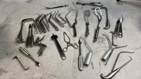 LOT OF VARIOUS RETRACTORS