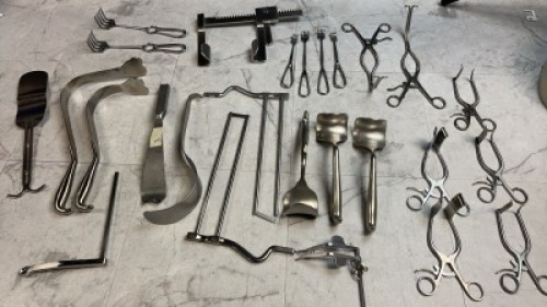 LOT OF VARIOUS RETRACTORS