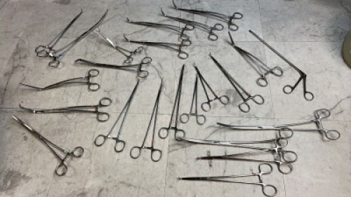 LOT OF VARIOUS VASCULAR CLAMPS