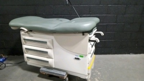 MIDMARK 604 EXAM TABLE WITH EXAM LIGHT