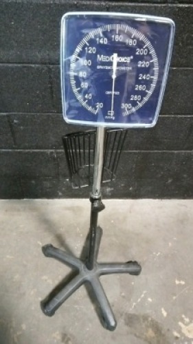 SPHYGMOMANOMETER ON ROLLING STAND