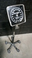 SPHYGMOMANOMETER ON ROLLING STAND