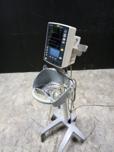 MINDRAY ACCUTORR 5 VITAL SIGN MONITOR ON ROLLING STAND