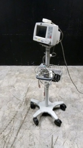 EDWARD LIFESCIENCES VIGILEO PATIENT MONITOR ON ROLLING STAND