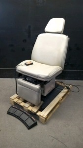 MIDMARK 75L POWER EXAM CHAIR WITH HAND AND FOOT CONTROLS