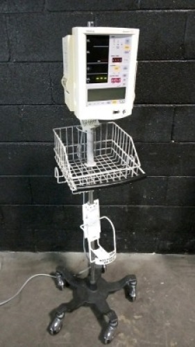 MINDRAY ACCUTORR PLUS PATIENT MONITOR ON ROLLING STAND