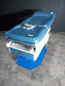UMF EXAM TABLE WITH FOOTSWITCH