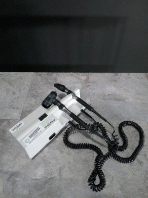 WELCH ALLYN 767 SERIES OTOSCOPE WITH EYEPIECES