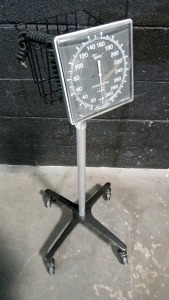 SPHYGMOMANOMETER ON ROLLING STAND