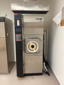 AMSCO 3013 STERILIZER (THIS LOT REQUIRES PROFESSIONAL DE-INSTALLATION AND CERTIFICATE OF INSURANCE)