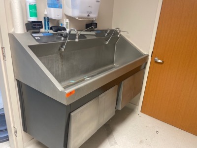 AMSCO DOUBLE BASIN, KNEE OPERATED SCRUB SINK (THIS LOT REQUIRES PROFESSIONAL DE-INSTALLATION AND CERTIFICATE OF INSURANCE)