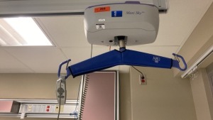 ARJO HUNTLEIGH MAXI-SKY 600 PATIENT LIFT WITH TRACK