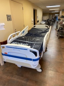 STRYKER 3005S3 PATIENT BED (NOT WORKING)