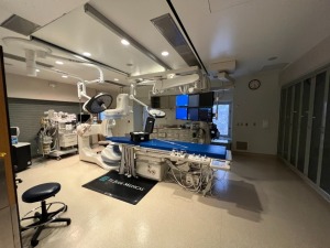 2010 GENERAL ELECTRIC INNOVA 2100 SINGLE PLANE CATH LAB, 2017 PERFOMIX 160 X-RAY TUBE, FLOOR MOUNTED C ARM, PATIENT TABLE, SYSTEM CONSOLE - MONITOR AND KEYBOARD, SIDE TABLE CONTROLS, IN LAB MONITOR BOOM WITH MONITORS, STERIS OR LIGHT, COOKIE 4000 TUBE COO