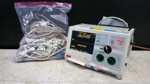 ZOLL M SERIES BIPHASIC DEFIB WITH PACER, ANALYZE, ECG, SPO2, CABLES (ECG, SPO2), PADDLES, BATTERY