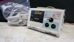 ZOLL M SERIES BIPHASIC DEFIB WITH PACER, ANALYZE, ECG, SPO2, CABLES (ECG, SPO2), PADDLES, BATTERY