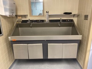 AMSCO DOUBLE BASIN, KNEE OPERATED SCRUB SINK (THIS LOT REQUIRES PROFESSIONAL DE-INSTALLATION AND CERTIFICATE OF INSURANCE)