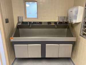 AMSCO DOUBLE BASIN, KNEE OPERATED SCRUB SINK (THIS LOT REQUIRES PROFESSIONAL DE-INSTALLATION AND CERTIFICATE OF INSURANCE)