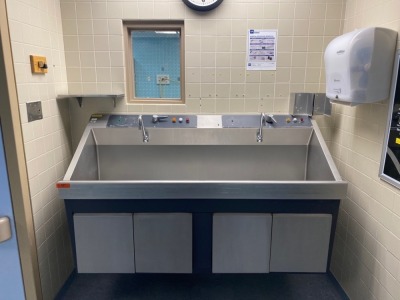 AMSCO DOUBLE BASIN, KNEE OPERATED SCRUB SINK (THIS LOT REQUIRES PROFESSIONAL DE-INSTALLATION AND CERTIFICATE OF INSURANCE)