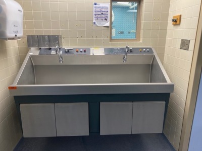 AMSCO DOUBLE BASIN, KNEE OPERATED SCRUB SINK (THIS LOT REQUIRES PROFESSIONAL DE-INSTALLATION AND CERTIFICATE OF INSURANCE)