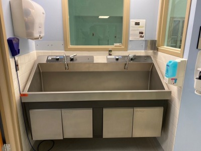 AMSCO DOUBLE BASIN, KNEE OPERATED SCRUB SINK (THIS LOT REQUIRES PROFESSIONAL DE-INSTALLATION AND CERTIFICATE OF INSURANCE)