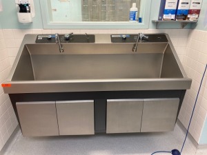 AMSCO DOUBLE BASIN, KNEE OPERATED SCRUB SINK (THIS LOT REQUIRES PROFESSIONAL DE-INSTALLATION AND CERTIFICATE OF INSURANCE)