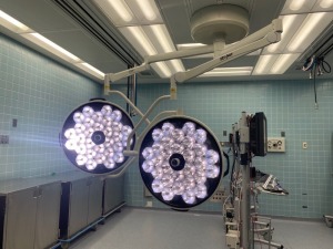 STRYKER VISUM II DUAL HEAD, CENTER MOUNT LED SURGICAL LIGHTS WITH CONTROL (THIS LOT REQUIRES PROFESSIONAL DE-INSTALLATION AND CERTIFICATE OF INSURANCE)