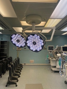 STRYKER VISUM II DUAL HEAD, CENTER MOUNT LED SURGICAL LIGHTS WITH CONTROL (THIS LOT REQUIRES PROFESSIONAL DE-INSTALLATION AND CERTIFICATE OF INSURANCE)