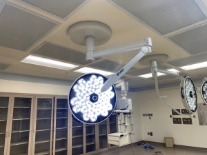 STRYKER VISUM II CEILING MOUNT LED SURGICAL LIGHT WITH CONTROL (THIS LOT REQUIRES PROFESSIONAL DE-INSTALLATION AND CERTIFICATE OF INSURANCE)