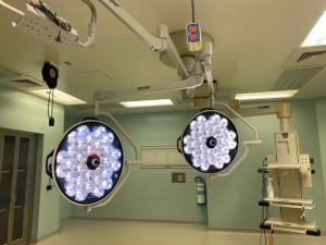 STRYKER VISUM II DUAL HEAD CENTER MOUNT LED SURGICAL LIGHTS WITH THIRD ARM FOR ACCESSORIES AND WALL CONTROL (THIS LOT REQUIRES PROFESSIONAL DE-INSTALLATION AND CERTIFICATE OF INSURANCE)