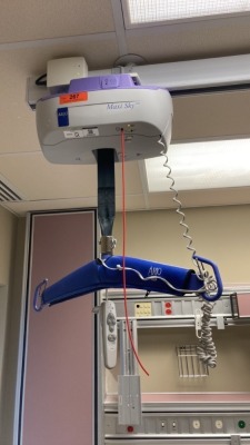 ARJO HUNTLEIGH MAXI-SKY 600 PATIENT LIFT WITH TRACK