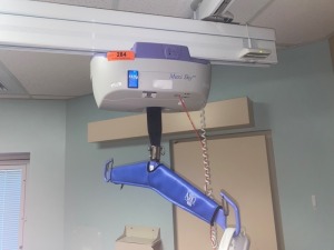 ARJO HUNTLEIGH MAXI-SKY 600 PATIENT LIFT WITH TRACK