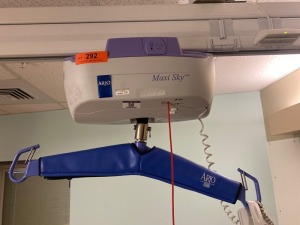 ARJO HUNTLEIGH MAXI-SKY 600 PATIENT LIFT WITH TRACK