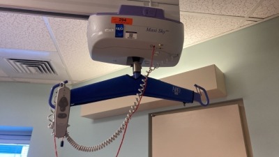 ARJO HUNTLEIGH MAXI-SKY 600 PATIENT LIFT WITH TRACK