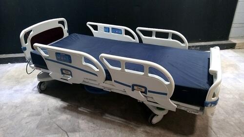 STRYKER 3002 S3 HOSPITAL BED WITH HEAD & FOOTBOARD (CHAPERONE WITH ZONE CONTROL, BED EXIT, SCALE) (IBED AWARENESS)